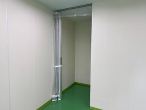 カーテンが開いている状態の間仕切りカーテン