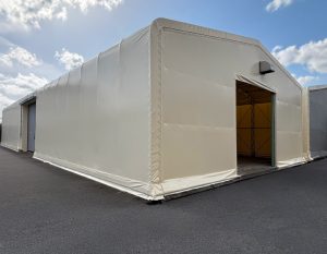 アイボリーの不燃シートを使用した切妻屋根のテント倉庫