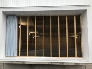 搬入口_芯材カーテン③