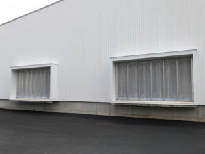 搬入口_芯材カーテン①