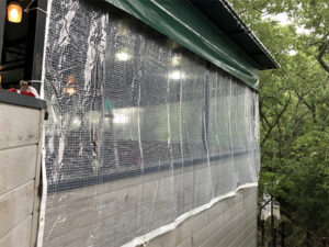 ロープウェイ待合室_間仕切りカーテンの写真①