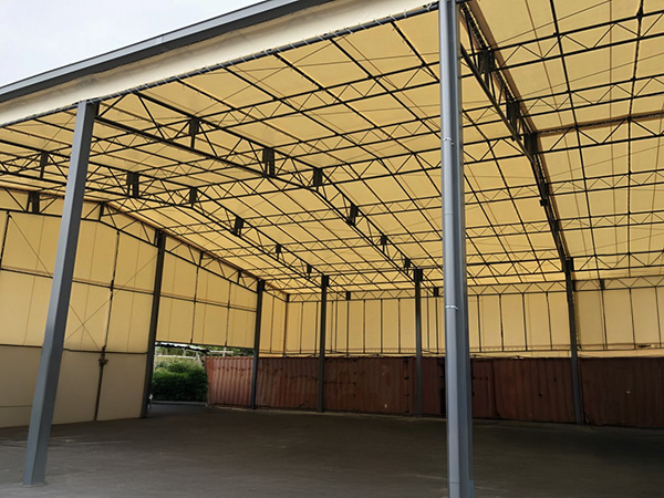 巨大荷捌きテントの写真①