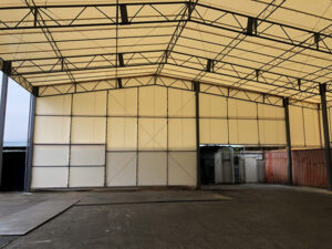 巨大荷捌きテントの写真②