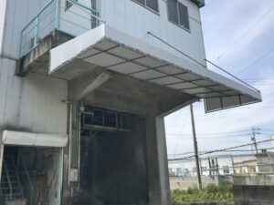 工場搬入口_雨よけテント①