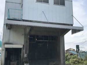 工場搬入口_雨よけテント③