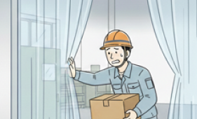 荷物を持ちながらカーテンを開けている作業員