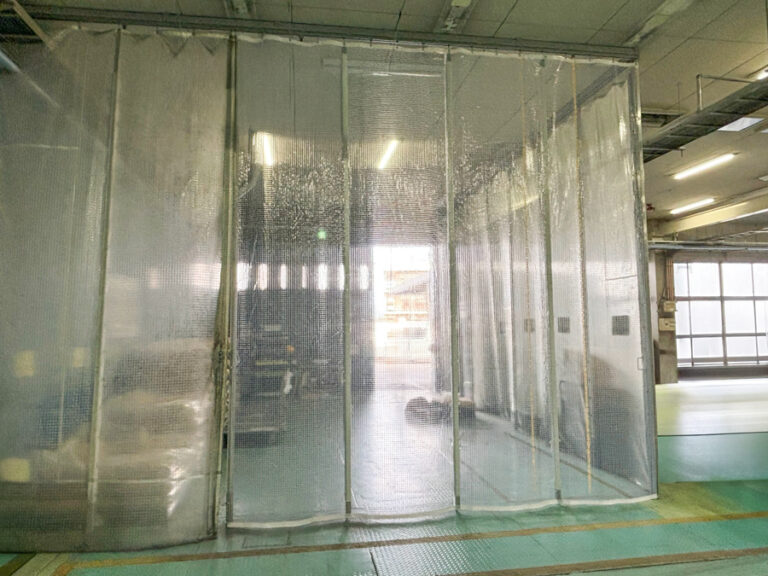 糸入り透明ビニールカーテンの写真