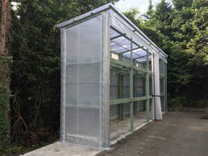 カーテンが開いた状態の間仕切りブース