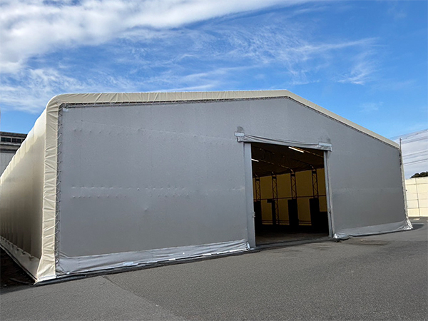 施工実績】低コストでテント倉庫をリフレッシュ！屋根シートの張替えと