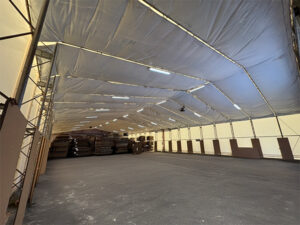 テント倉庫内、天井の写真
