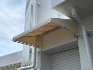 搬入口に設置したの庇テント①