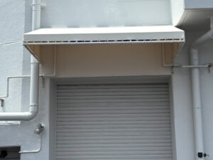 搬入口に設置したの庇テント②