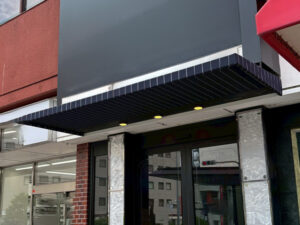 ストライプ柄の庇テント①