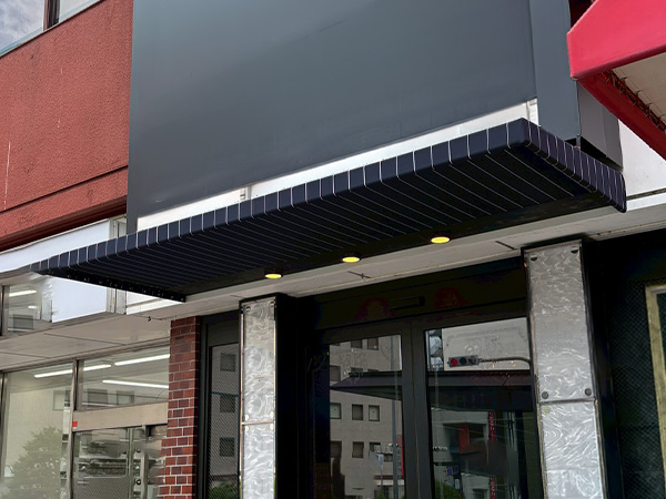 ストライプ柄の庇テント①