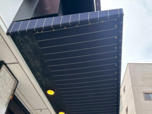 ストライプ柄の庇テント②