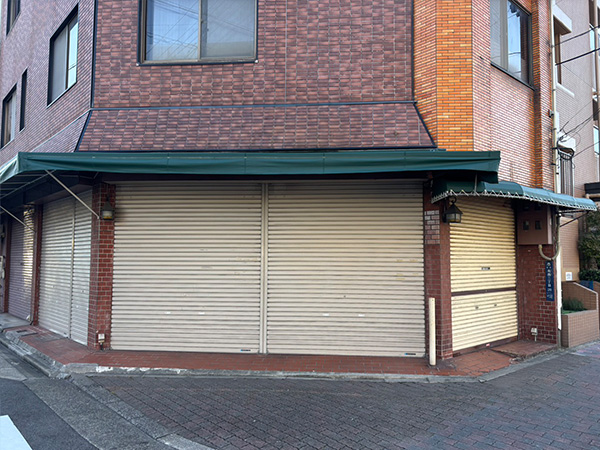 飲食店の入り口に設置された庇（ひさし）テント①