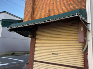 飲食店の窓際に設置された庇（ひさし）テント