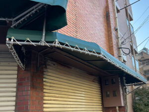 飲食店の窓際に設置された庇（ひさし）テント