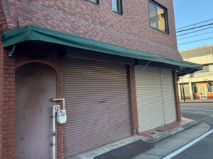 飲食店に設置された庇（ひさし）テント