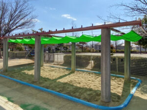 保育園の砂場に設置された開閉式テントの写真①