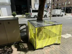 ゴミ置き場に取り付けられたカラス避けのネットブースの写真③