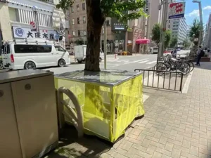 ゴミ置き場に取り付けられたカラス避けのネットブースの写真②