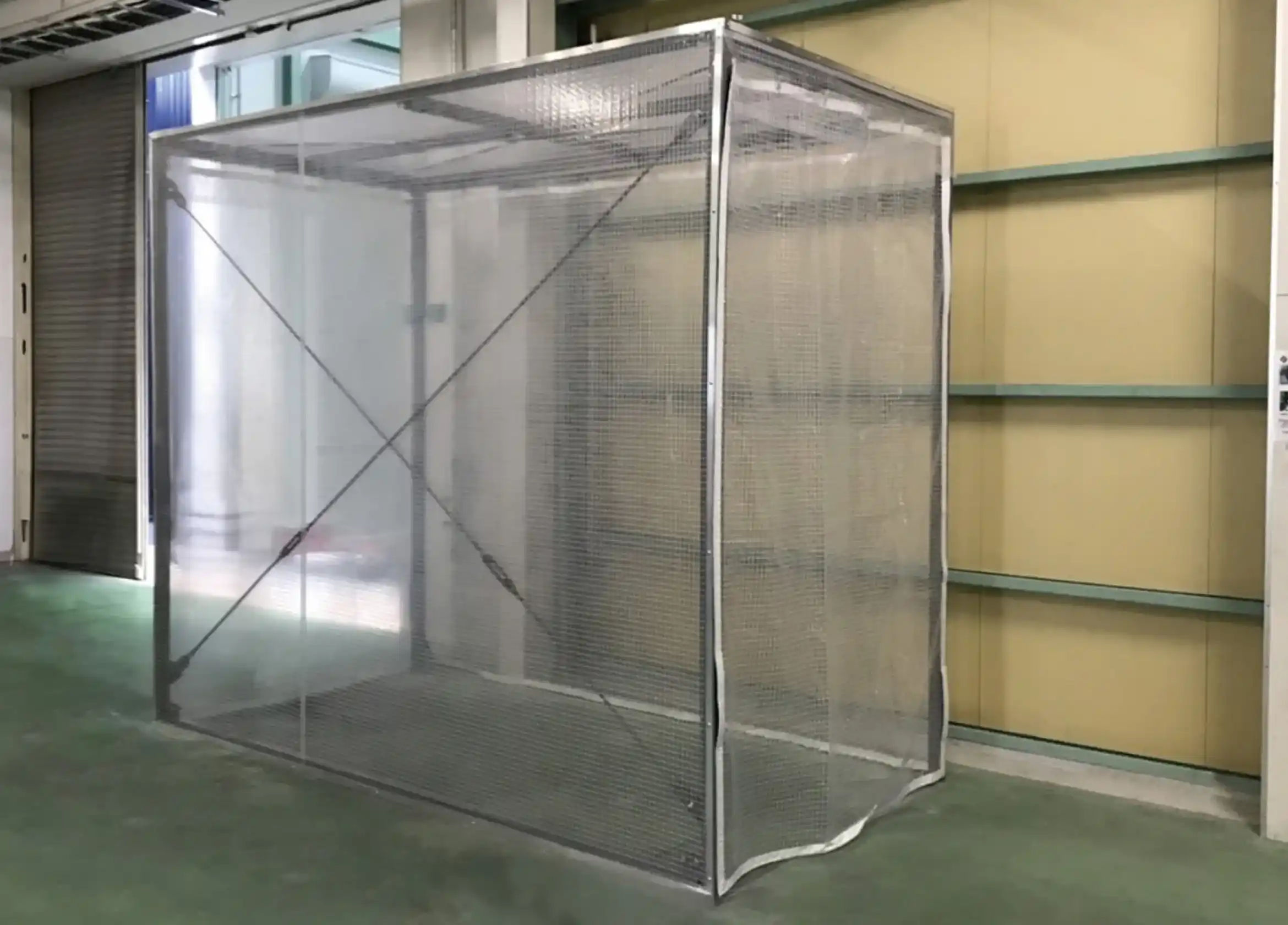 簡易カーテンを開口部に採用した間仕切りブース