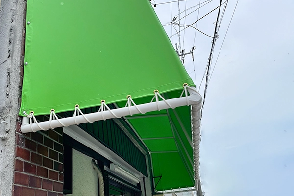店舗の入り口に取り付けられた庇テントの写真