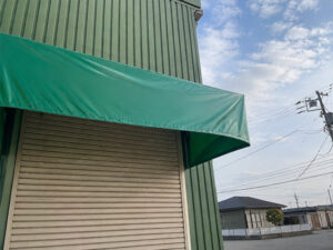 シャッター出入り口に設置された庇テント