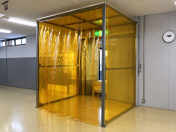 工場出入り口に設置されたオレンジ色の防虫間仕切りブース