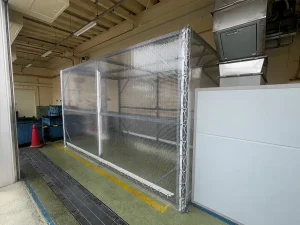 ブース外から内部の様子や安全を確認できる糸入り透明シート