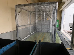 塗装ブースの出入口に設置された芯材入りビニールカーテン