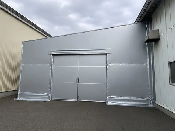 片流れ屋根のテント倉庫の施工例