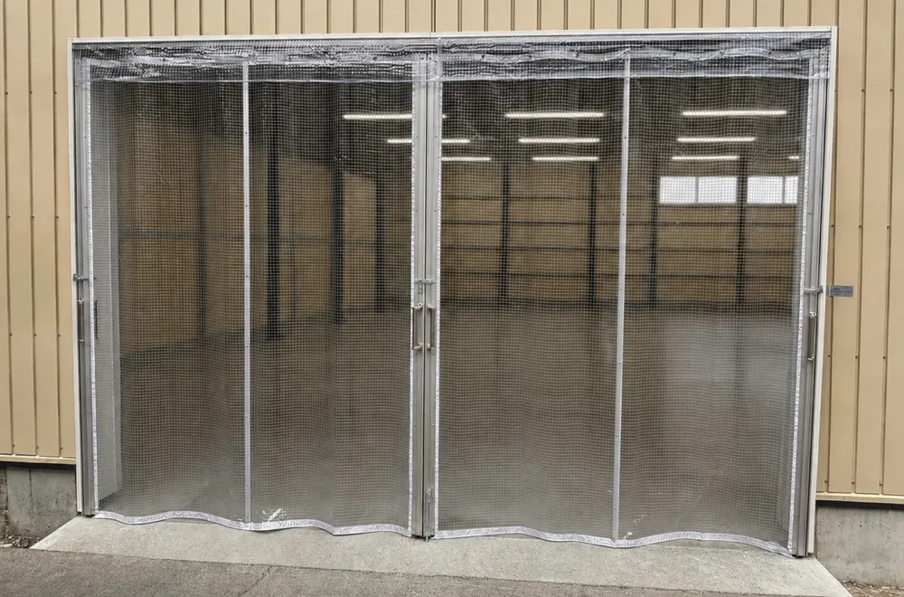 建物の開口部に設置された芯材カーテンの施工写真