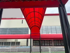 赤色の通路テントのアーチ型骨組みを下から見た様子