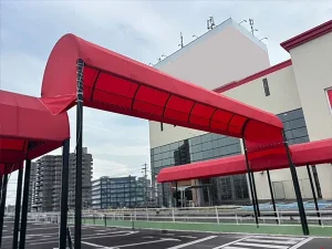 ショッピングセンター駐車場に設置した赤色の通路テント全体