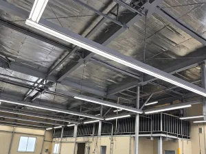 梁に沿って施工された遮熱シート「サーモバリア」と照明設備