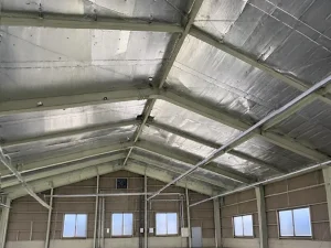 工場建屋の天井全面に敷設されたサーモバリアの全景