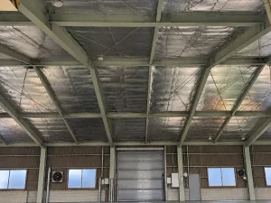 シャッター上部の工場天井に張られたサーモバリア