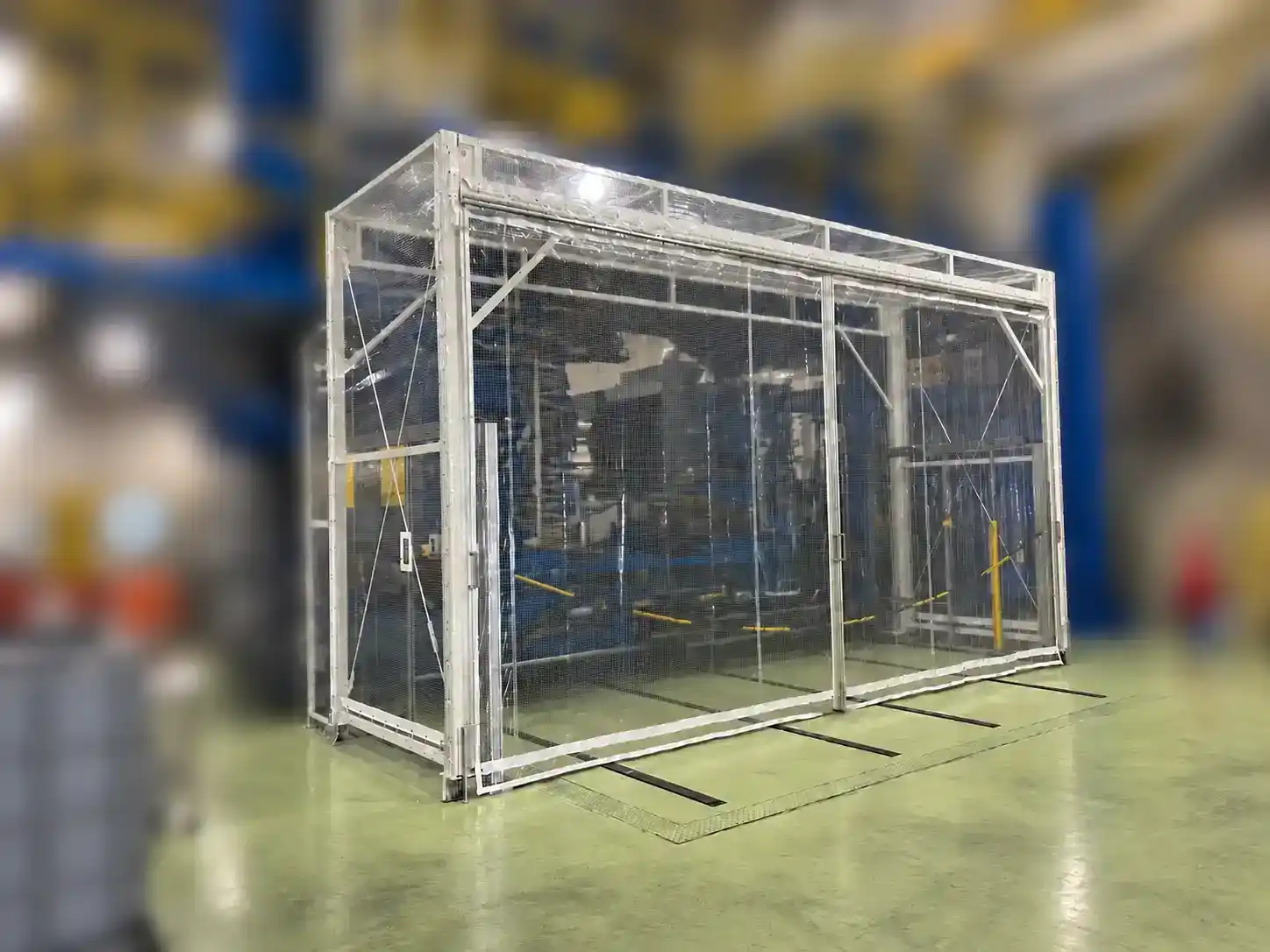 工場内の機械設備を囲うキャスター付き移動式ブースの全景
