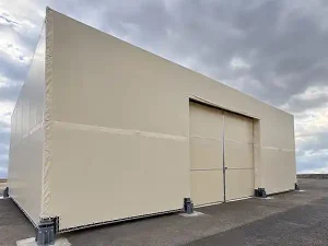 大型固定フレーム移動式テント倉庫の正面と出入口