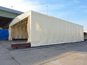 屋外大型レール式伸縮テントの施工外観